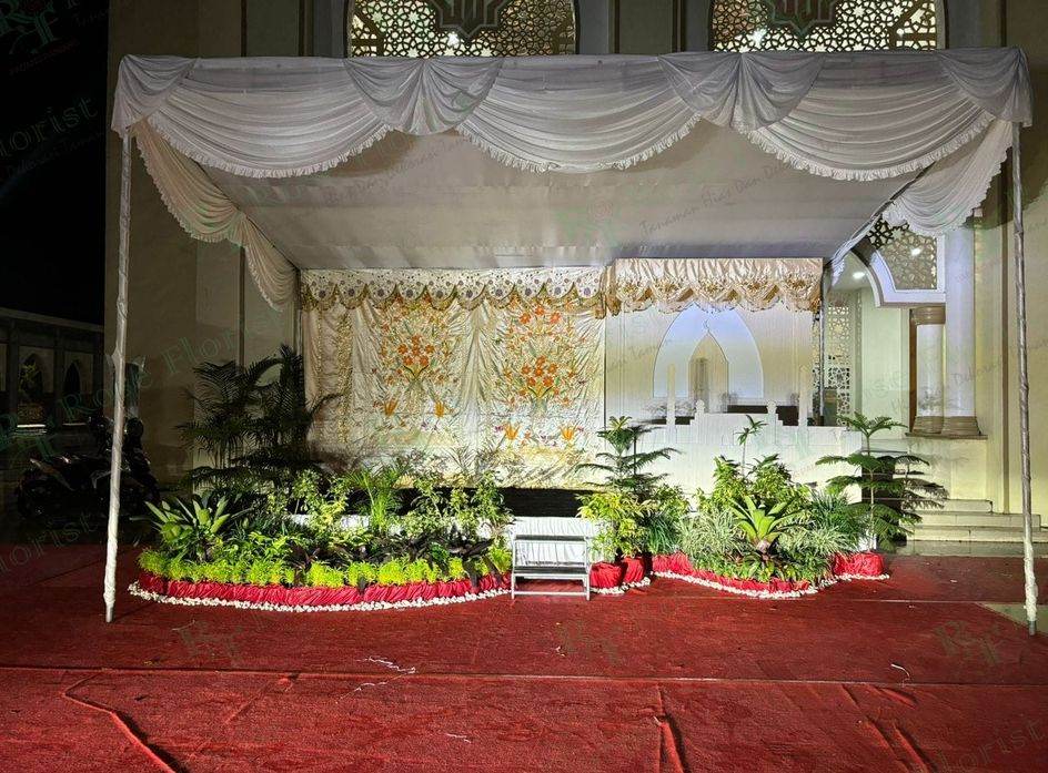 Taman mimbar acara di halaman masjid