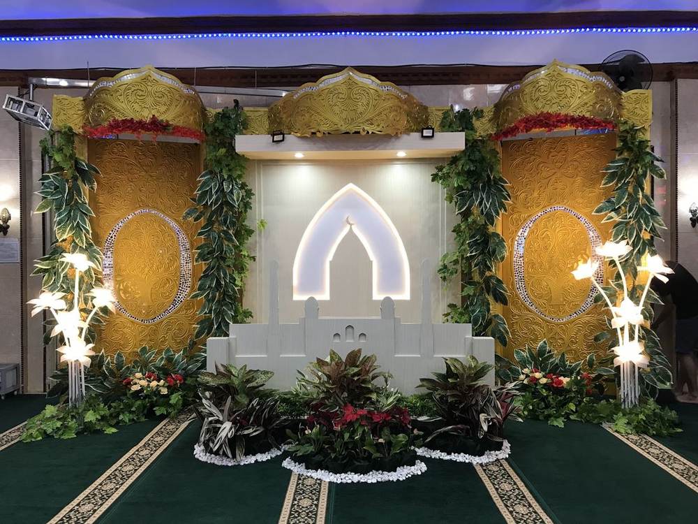Panggung masjid dengan taman dan dedaunan rambat