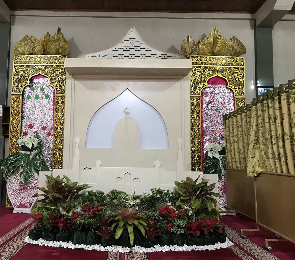 Taman mimbar dengan gapura emas