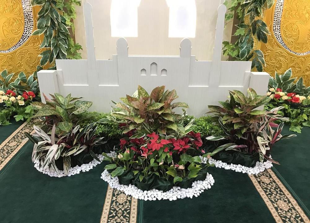 Taman mimbar di atas karpet masjid