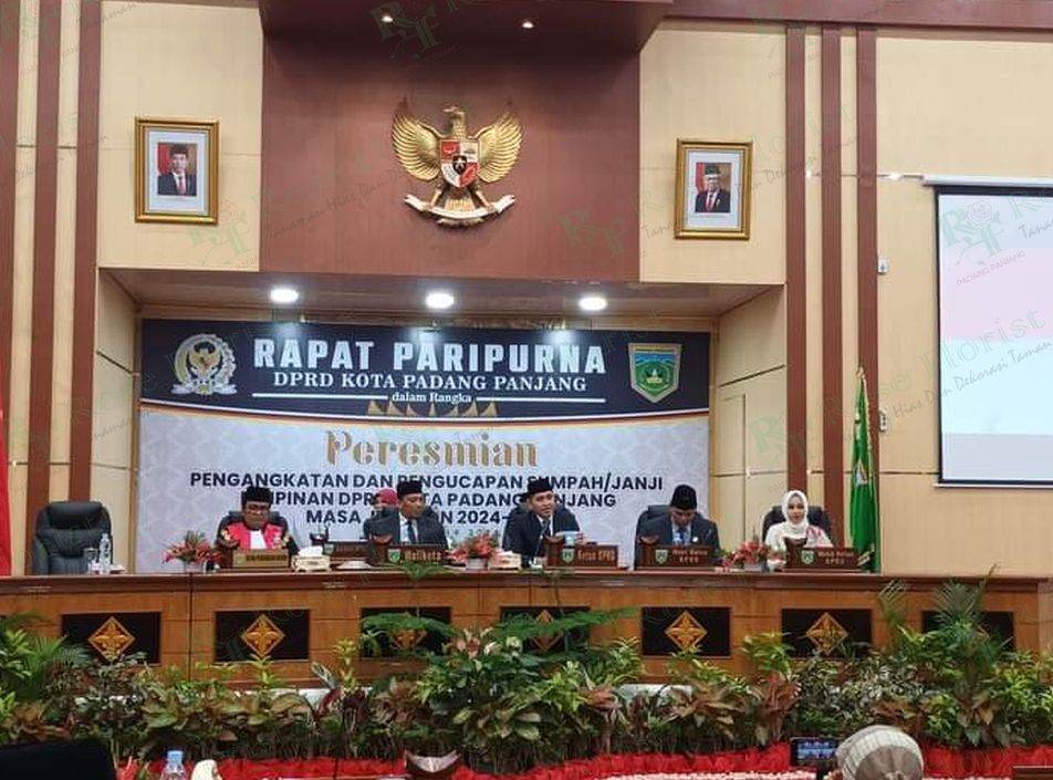 Taman meja pimpinan Rapat Paripurna DPRD